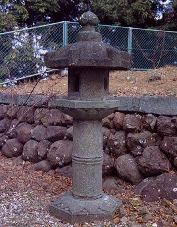 香集寺の石燈籠