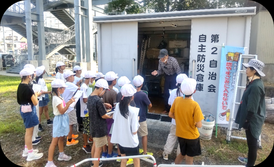 清掃奉仕では小学生から取材も
