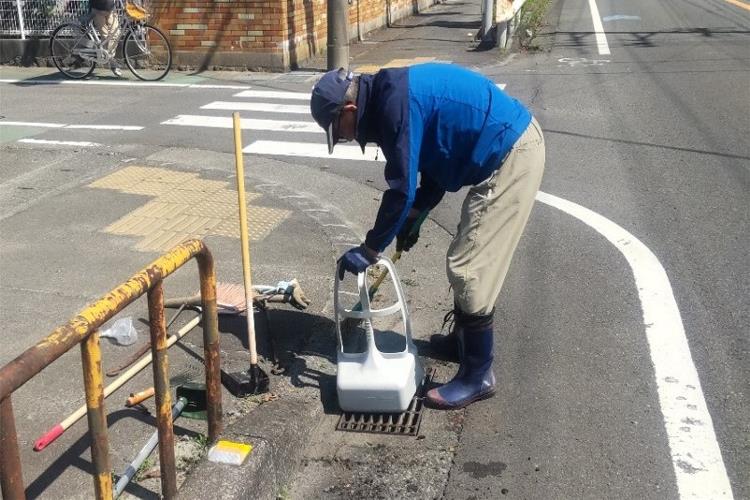 おてんとうさんの会会員の焼津南小東側排水溝清掃の様子
