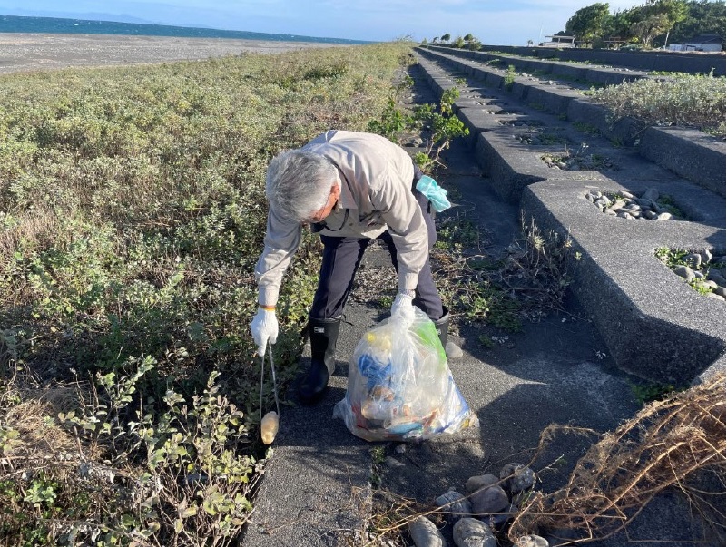石津海岸でごみ拾い