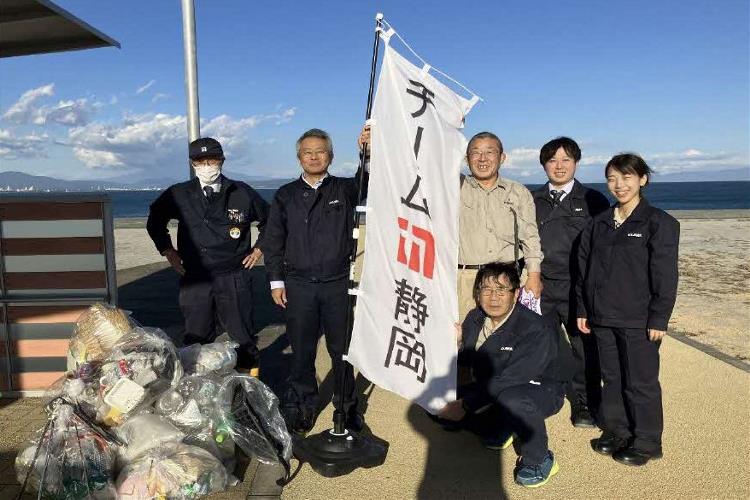鹿島建設社員の石津浜海岸での清掃活動時の集合写真