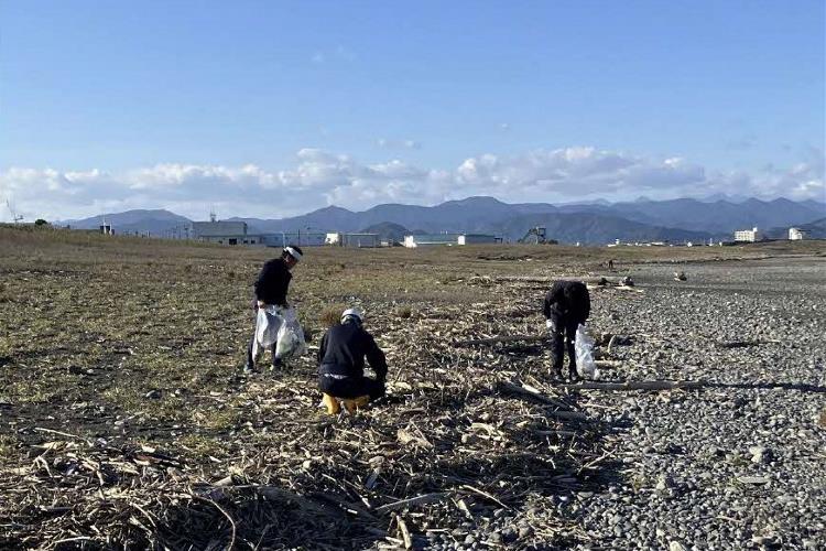鹿島建設社員の石津浜海岸の清掃活動の様子
