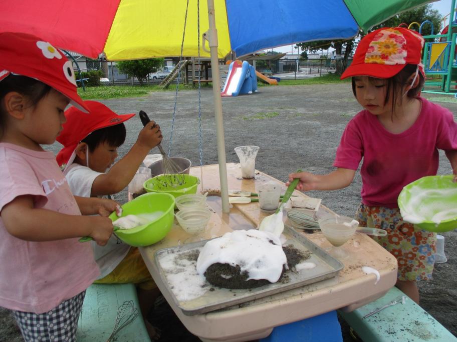 年少児 が泡・色水遊びをしています