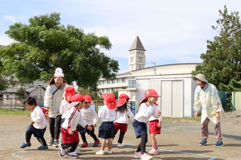 年少うさぎ組2学期年少児があぶくたったのわらべ歌で鬼ごっこして遊んでいます。
