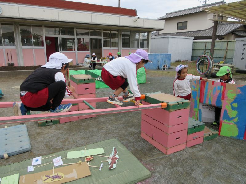年長ふじ組2学期年長児が巧技台のはしごを渡って遊んでいます。