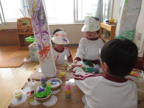 お店屋さんごっこをする園児