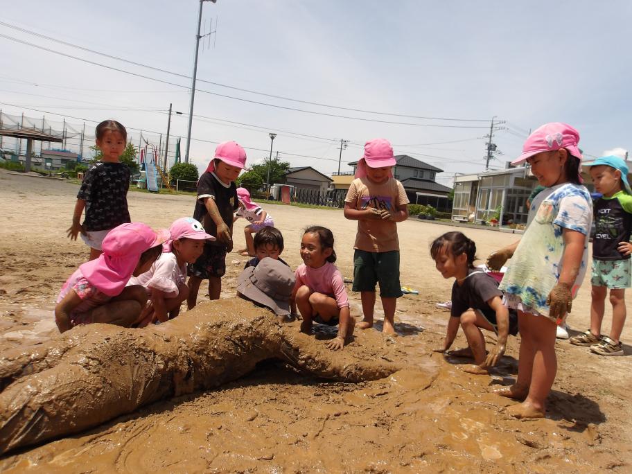 園庭で泥んこ遊び