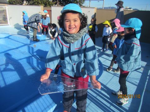大きな氷を持っている園児
