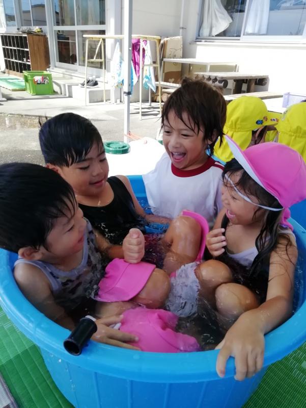 水遊びをする園児