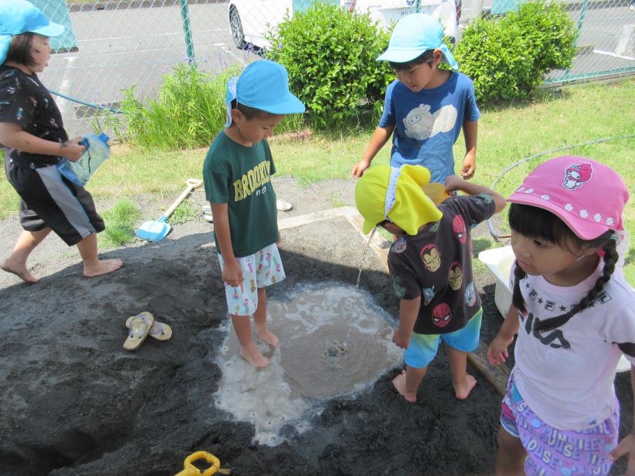 砂場での水遊び