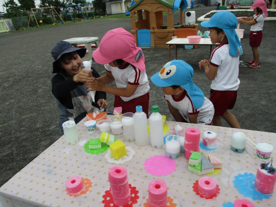 泡で遊ぶ園児