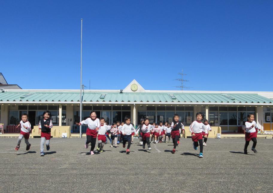 走る子どもたち
