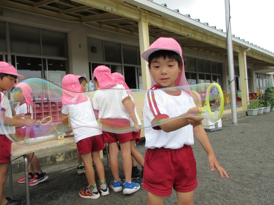 大きなシャボン玉づくりに挑戦しました。