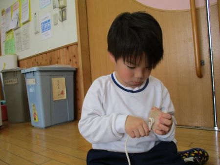 紐を巻いている