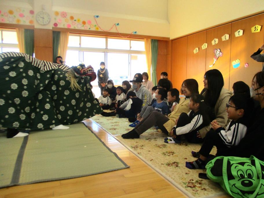 大富幼稚園、獅子舞を見ている様子