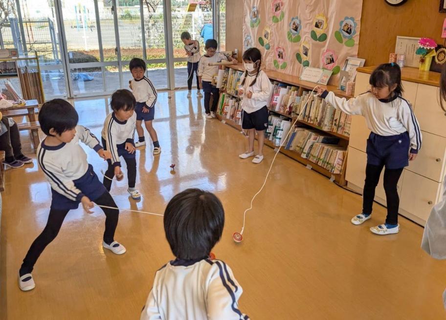 大富幼稚園、コマ大会をしている子どもたち