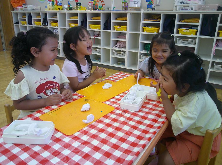 【大富幼稚園】粘土遊びをしている年中児