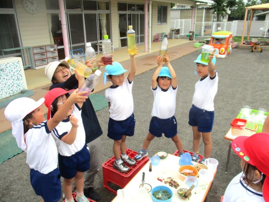 大富幼稚園「色水できた！」