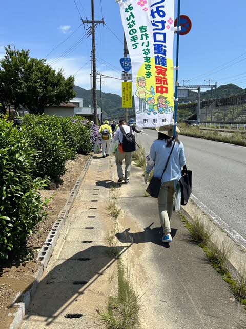 ごみを拾いながら歩く参加者