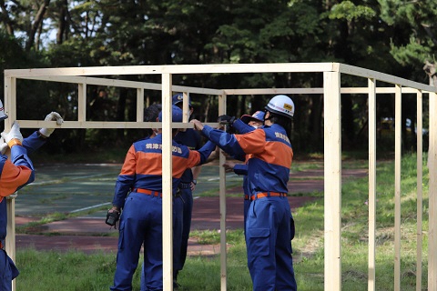 模擬家屋を作り上げる隊員の様子