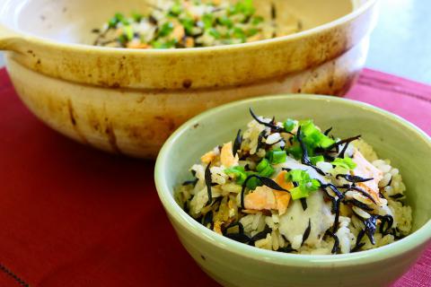 325鮭と里芋の土鍋炊き込みご飯