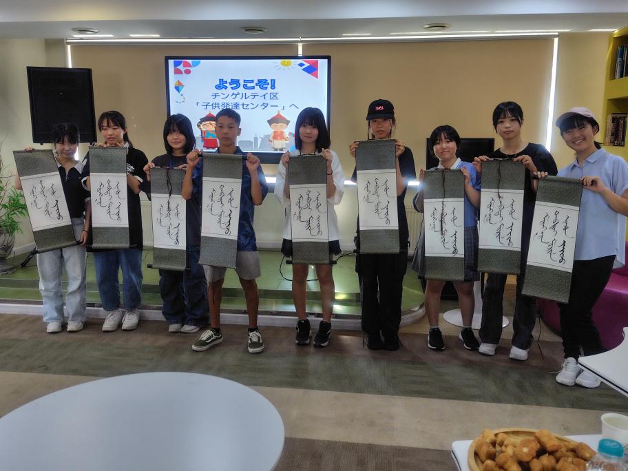 モンゴル縦文字書道体験時の記念撮影