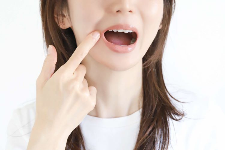 お口がきれいな女性