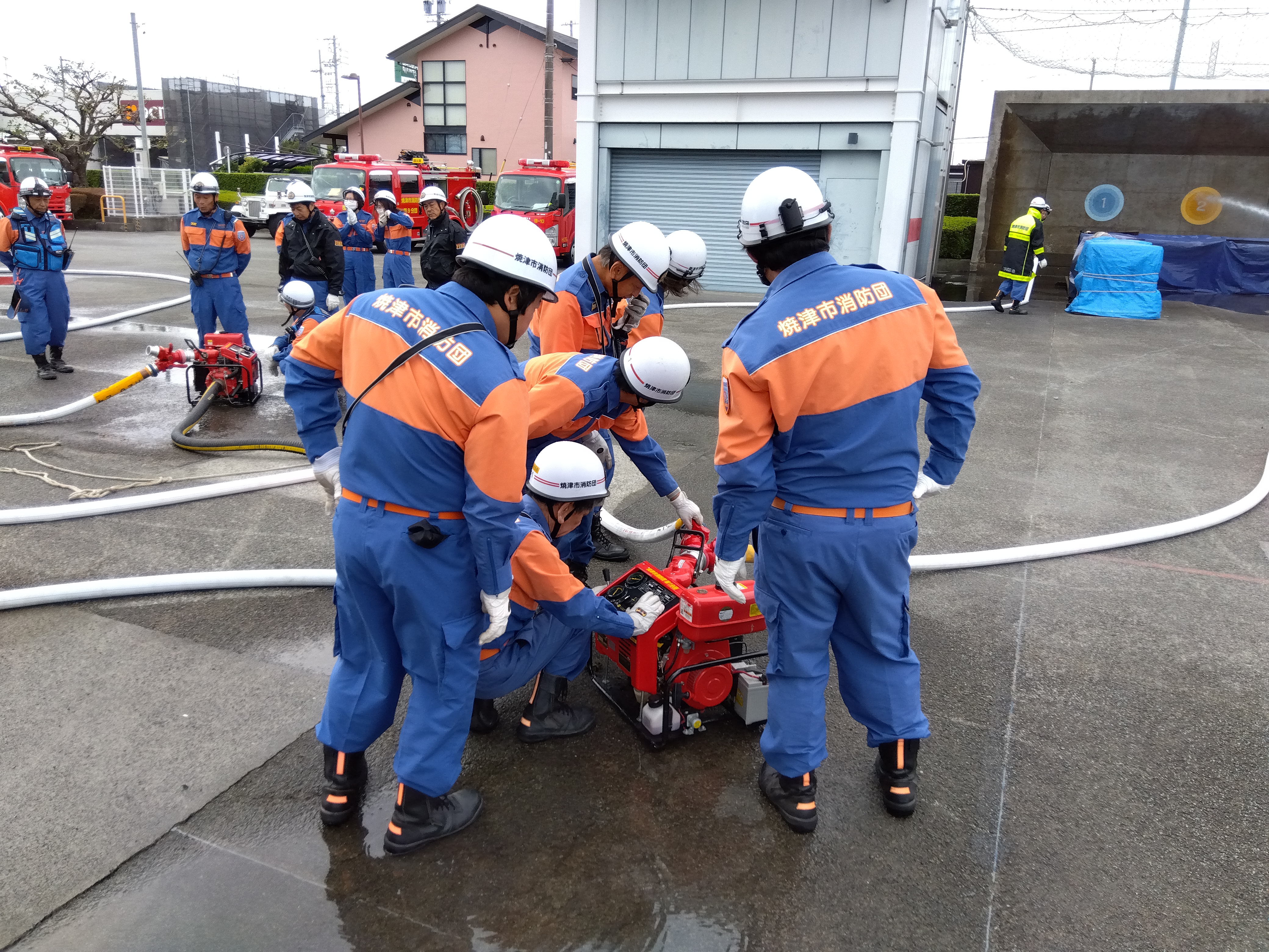 可搬ポンプの操作を行う消防団員
