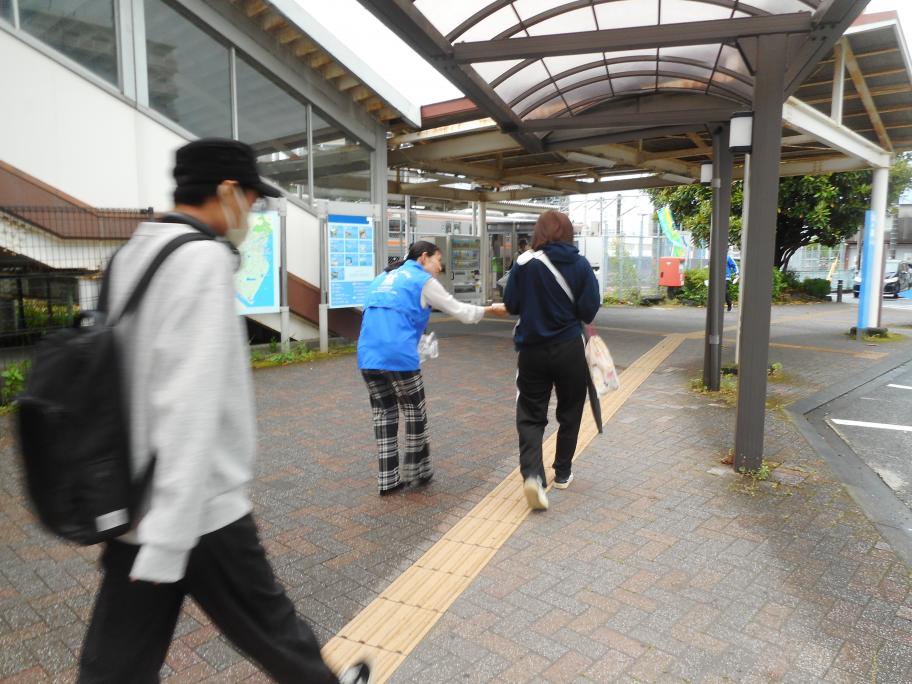 焼津駅にて人権啓発を呼びかけるスタッフ