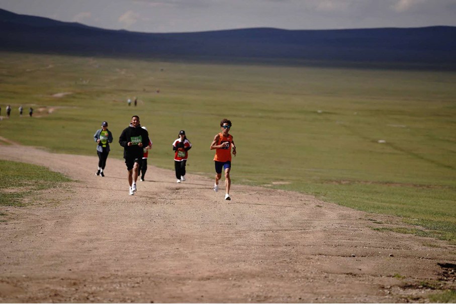 モンゴルの草原を走る選手