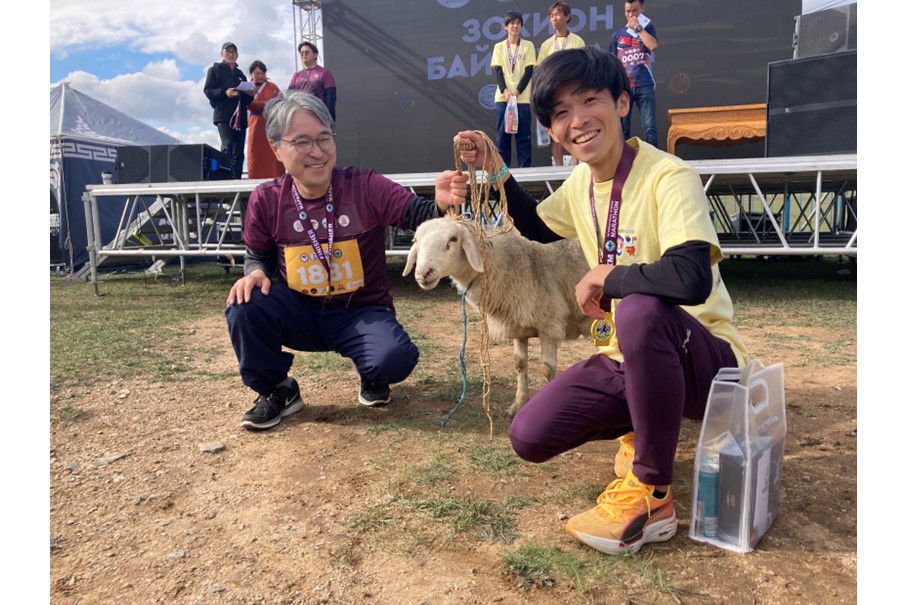 表彰にて羊を贈呈される選手