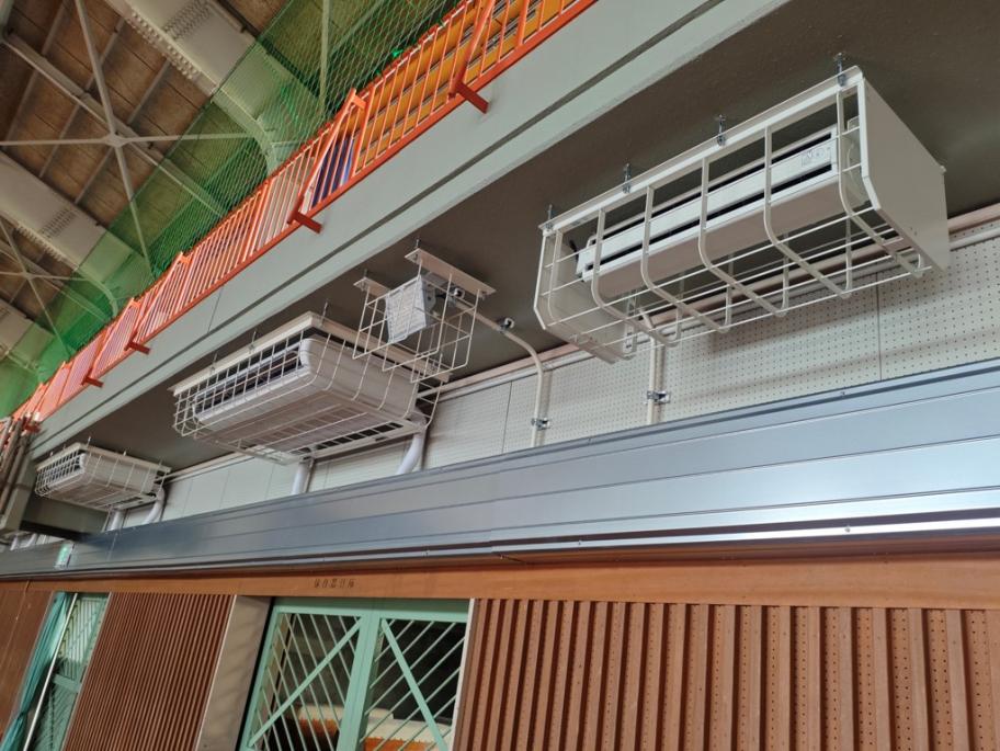体育館に設置されたエアコン