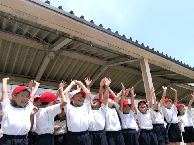 ミストシャワーを浴びてクールダウンする子どもたち