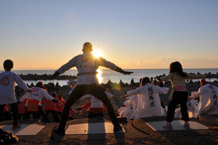 初日の出群舞