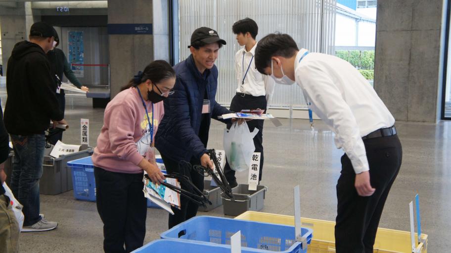 ごみの分別について学ぶ学習者