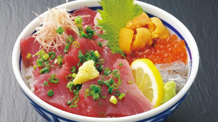 カツオ海鮮丼