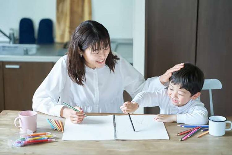 親が子どもを褒めている写真
