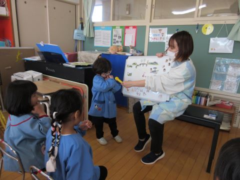 自分の思いを指さしをして伝えようとする園児