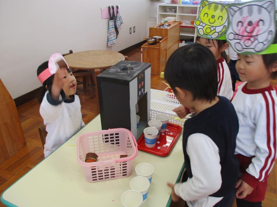 友達と一緒に遊びを楽しむ子