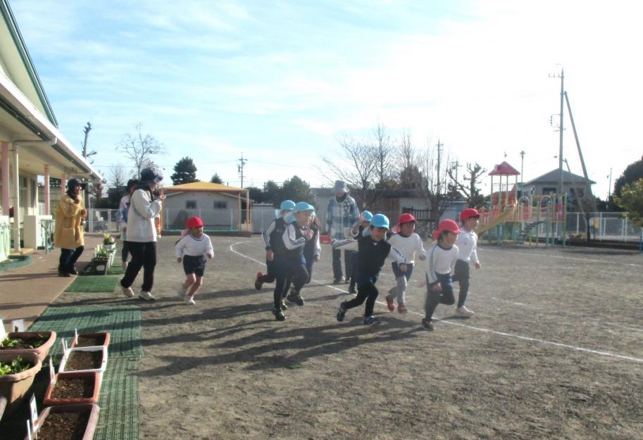 大富幼稚園、マラソンをしている子どもたち。