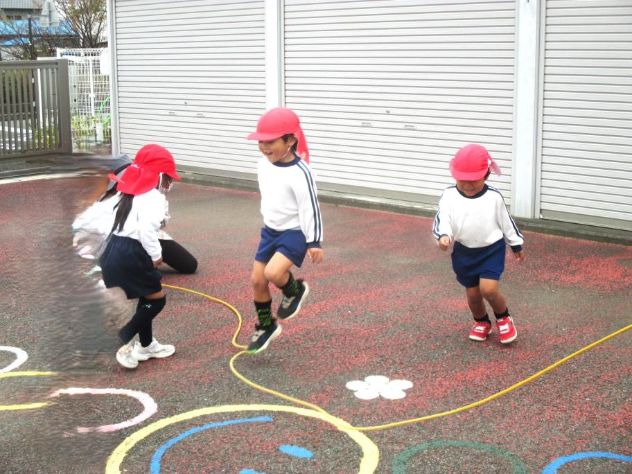 大富幼稚園、長縄跳びを楽しんでいる子どもたち。