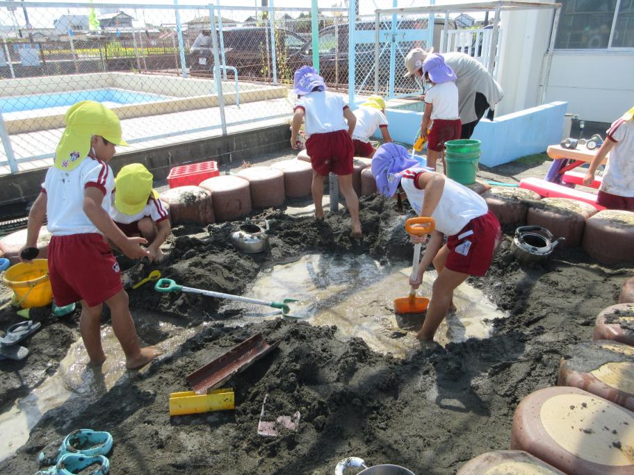 砂遊び楽しいな