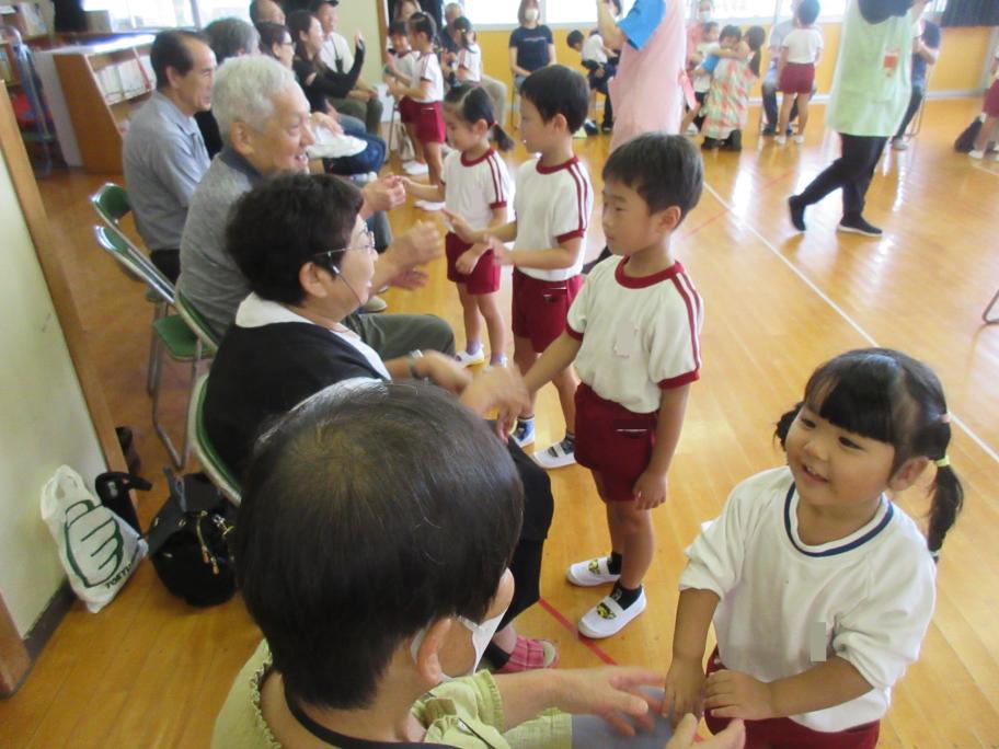 祖父母参観でおじいちゃん、おばあちゃんと一緒に遊んだよ