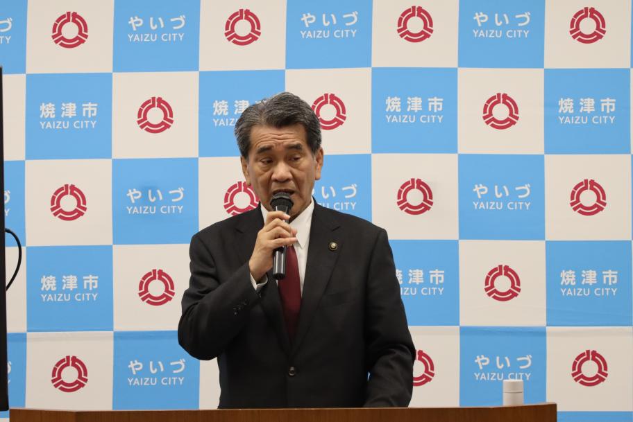 定例記者会見で発表する焼津市長