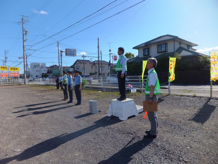市長の号令でパトカーや青色防犯パトロール車が出発