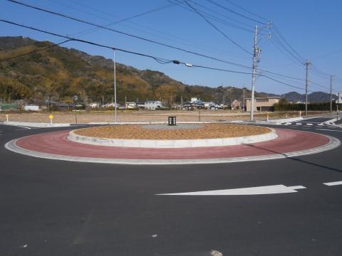 山の手環状交差点中央島