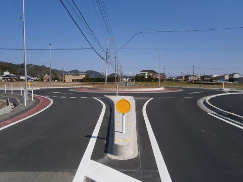 山の手環状交差点分離島