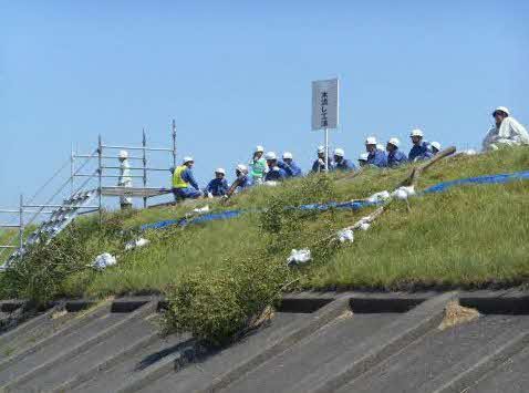 急流部の流れを緩和し、川表の堤防崩壊の拡大を防止する工法です