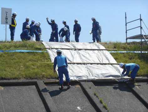 川表が崩れ始めたり、堤防が透水し始めたりしたときに使用する工法です