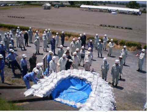 出水中に堤防裏側から漏水した水が吹き出しているときに使用する工法です